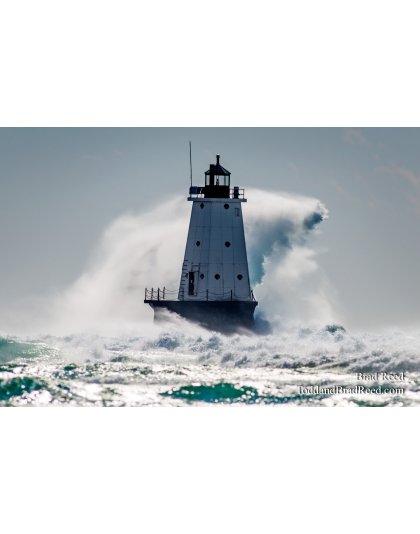 Waves at Ludington Lighthouse (2524)